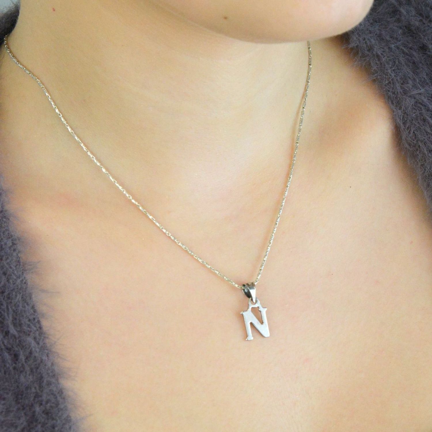 Srebrny łańcuszek damski DIA-LAN-6518-925 – delikatny łańcuszek o szerokości 1 mm i długości 70 cm. Wykonany ze srebra próby 925, waży ok. 4,40 g, z zapięciem na karabińczyk. 1.jpg